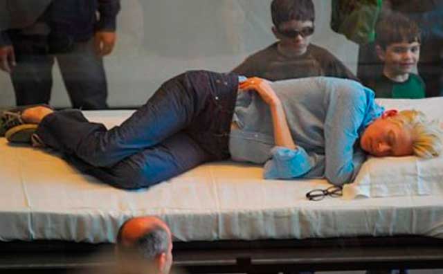 Jewish Women Tilda Swinton sleeps in MOMA of NY